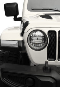 biały jeep dla dziecka rubicon zbliżenie na reflektor